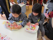 おちょうめんにシールをぺたっ!