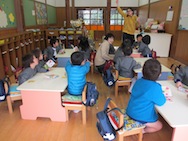 ちいさい組さん、みんな椅子に座ってるよ!