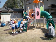 幼稚園に新しい遊具が仲間入り!