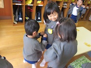 ボタンとめてあげるね!