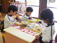 給食、いただきます!みんなで食べるとおいしいね♪