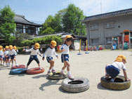 タイヤの上も上手に歩けるかな〜?