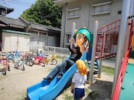 ママ先生もすべり台しゅーっ!