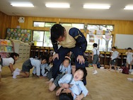 お着替えが終わったらパパ先生トンネル♪