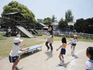 ママ先生も一緒にリレー!負けないぞー!