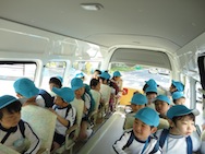 幼稚園バスに乗って行きました!
