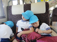 たくさん遊んだあとは、電車でおやすみなさい・・・Zzz