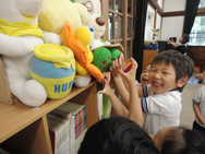 人形にもくっついたー!