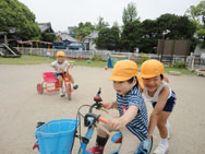 さくらんぼ組さん、自転車おしてあげる!