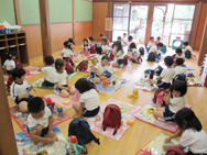 1日目は雨で延期...お家の人が作ってくれたお弁当は幼稚園で遠足気分でいただきます!