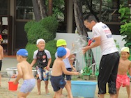 パパ先生、びしょ濡れにちゃう〜!水てっぽう〜!