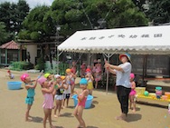 たくさん遊んでくれてありがとう☆水てっぽうお空までー!