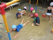 泥んこあそび!おっきな水たまりにぽちゃ〜ん