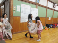 お布団を運んで、よいしょ、よいしょ
