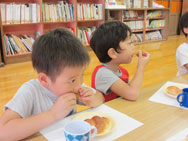 朝ごはんは、コロッケとパン!おいしいね〜☆