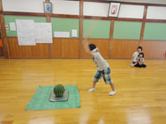 みんなですいかわり!後ろでみんなの声が教えてくれる!