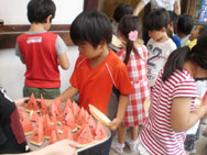 わぁ〜い!真っ赤なすいかおいしそ〜!