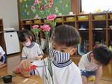フラワーアレンジメントにチャレンジ“!(年長)
