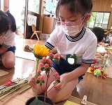 フラワーアレンジメントにチャレンジ“!(年長)