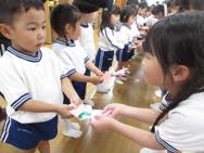 プレゼント渡し(年少・年長)